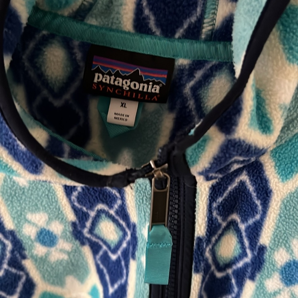 Women’s Patagonia zip up fleece hoodie - Picture 3 of 4
